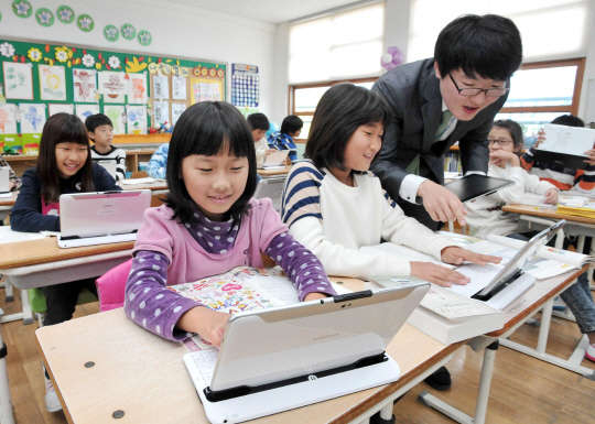 국내 교육용 태블릿PC 시장은 올해 50만대, 내년에는 100만대 수준으로 매년 50% 이상 성장할 전망이다. 사진은 완도 노화초등학교 학생들이 삼성 갤럭시탭을 활용해 수업 중인 모습. 사진= 삼성전자 제공